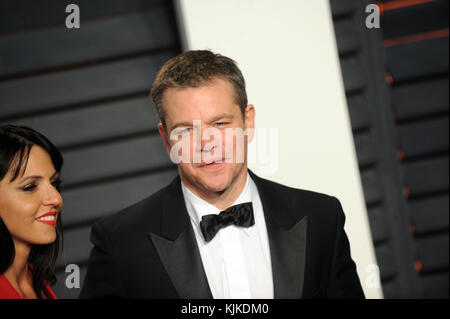 BEVERLY HILLS, CA - FEBBRAIO 28: Matt Damon, Luciana Barroso partecipa al Vanity Fair Oscar Party 2016 condotto da Graydon Carter al Wallis Annenberg Center for the Performing Arts il 28 febbraio 2016 a Beverly Hills, California. Persone: Matt Damon, Luciana Barroso Foto Stock