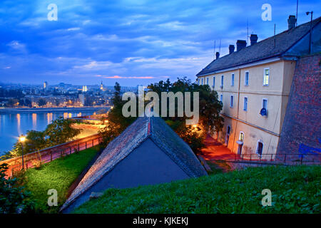 Crepuscolo presso Petrovaradin Fortress in Novi Sad Foto Stock