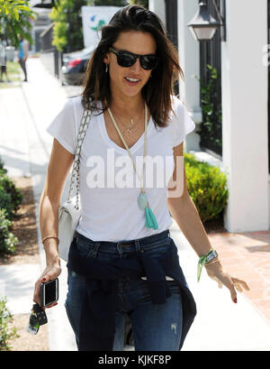 LOS ANGELES, CA - 2 GIUGNO: Alessandra Ambrosio è fuori per pranzo a West Hollywood il 2 giugno 2016 a Los Angeles, California. Persone: Alessandra Ambrosio Foto Stock