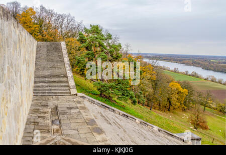 Panorama comprendente una scalinata intorno al walhalla memorial vicino a Regensburg in Baviera, gerrmany Foto Stock