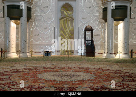 Corridoio principale di preghiera. Sheikh Zayed Grande Moschea di Abu Dhabi. Minbar e Mihrab. Emirati Arabi Uniti. Foto Stock