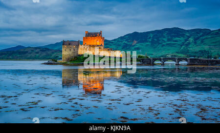 Tramonto mozzafiato sul lago al Castello Eilean Donan, SCOZIA Foto Stock