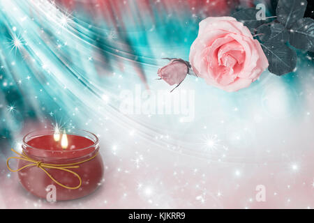 Bellissimo sfondo con candele e rose per gli auguri di Natale. Foto Stock