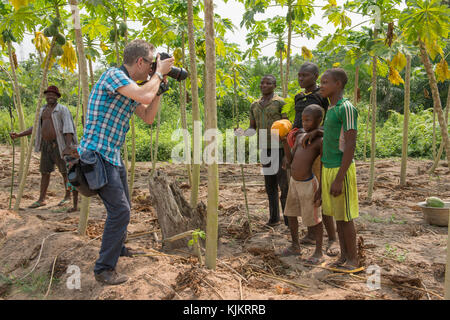 Fotografo Philippe Lissac lavorando in Zinvie, Benin. Benin. Foto Stock