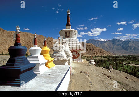 Phyang monastero buddista. Ladakh. Chšrtens (stupa). India. Foto Stock