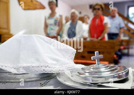 Servizio domenicale in una chiesa protestante. La santa comunione. Cluses. La Francia. Foto Stock