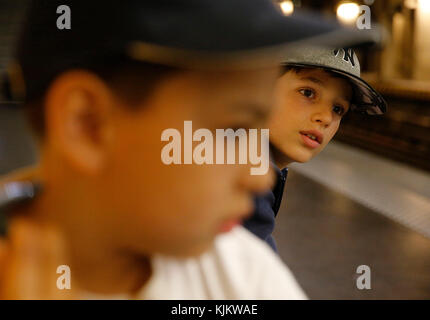 10-year-old boys in una stazione della metropolitana. Marsiglia. La Francia. Foto Stock