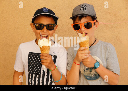 10-year-old boys mangiare gelati. Marsiglia. La Francia. Foto Stock