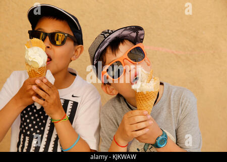 10-year-old boys mangiare gelati. Marsiglia. La Francia. Foto Stock