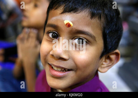 Sivaratri celebrazione presso la Parigi Ganesh tempio. Ragazzo indù con una puja marchio sulla sua fronte. La Francia. Foto Stock