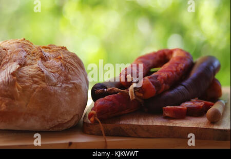 Il chorizo carne e pane om tabella, la fabbricazione del Portogallo Foto Stock