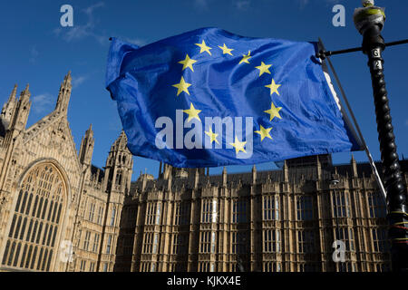 Le stelle della bandiera UE volare oltre le case del parlamento di Westminster, sede del governo e della potenza del Regno Unito durante Brexit negoziati con Bruxelles, il 23 novembre 2017, a Londra Inghilterra. Foto Stock