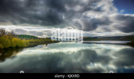 Le nuvole si riflettevano sul giacimento di stock, vicino a Slaidburn, Lancashire. Foto Stock