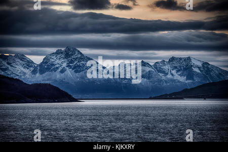 Paesaggio invernale vista da Hurtigruten nave da crociera in Norvegia del nord. Foto Stock