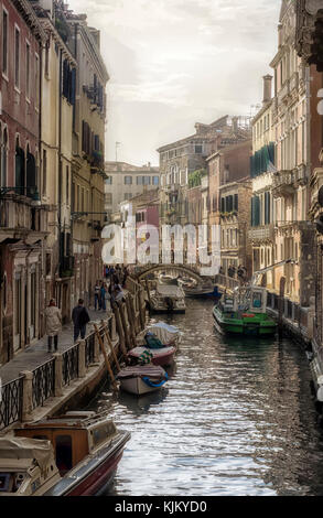 VENEZIA, ITALIA - 12 SETTEMBRE 2017: Vista lungo il piccolo canale al sole della mattina presto Foto Stock