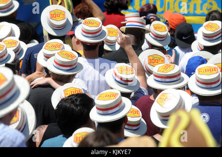 NEW YORK, NY - 04 LUGLIO: Il mangiatore competitivo Joey Chestnut riconquista il famoso titolo di mangiatore di hot dog di Nathan, battendo il record con 70 hot dog al famoso Concorso Internazionale di mangiamento di hot dog del 4 luglio 2016 a Coney Island il 4 luglio 2016 a New York City persone: Joey Chestnut Foto Stock