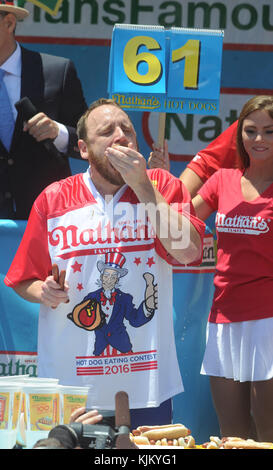 NEW YORK, NY - 04 LUGLIO: Il mangiatore competitivo Joey Chestnut riconquista il famoso titolo di mangiatore di hot dog di Nathan, battendo il record con 70 hot dog al famoso Concorso Internazionale di mangiamento di hot dog del 4 luglio 2016 a Coney Island il 4 luglio 2016 a New York City persone: Joey Chestnut Foto Stock