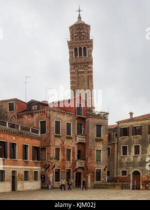 VENEZIA, ITALIA - 12 SETTEMBRE 2017: Il Campanile di Santo Stefano a Venezia, una torre pendente. Foto Stock