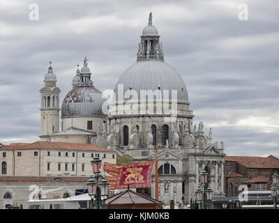 VENEZIA, ITALIA - 12 SETTEMBRE 2017: Vista esterna della Basilica di Santa Maria della Salute Foto Stock