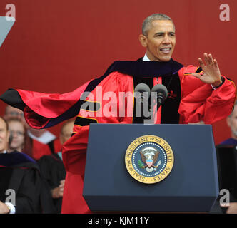 NEW BRUNSWICK, NJ - 15 MAGGIO: Il presidente Barack Obama riceve la laurea in onore dal presidente Robert Barchi di Rutgers e dà il discorso di inizio al 250° anniversario della Rutgers University il 15 maggio 2016 a New Brunswick, New Jersey. Persone: Barack Obama Foto Stock