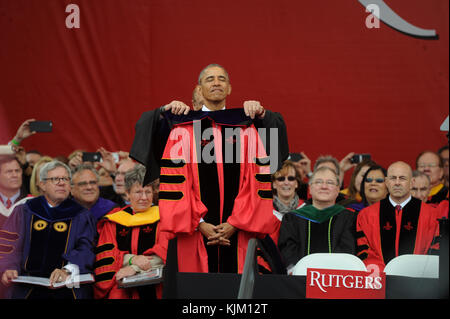 NEW BRUNSWICK, NJ - 15 MAGGIO: Il presidente Barack Obama riceve la laurea in onore dal presidente Robert Barchi di Rutgers e dà il discorso di inizio al 250° anniversario della Rutgers University il 15 maggio 2016 a New Brunswick, New Jersey. Persone: Barack Obama Foto Stock