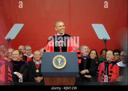 NEW BRUNSWICK, NJ - 15 MAGGIO: Il presidente Barack Obama riceve la laurea in onore dal presidente Robert Barchi di Rutgers e dà il discorso di inizio al 250° anniversario della Rutgers University il 15 maggio 2016 a New Brunswick, New Jersey. Persone: Barack Obama Foto Stock