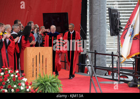 NEW BRUNSWICK, NJ - 15 MAGGIO: Il presidente Barack Obama riceve la laurea in onore dal presidente Robert Barchi di Rutgers e dà il discorso di inizio al 250° anniversario della Rutgers University il 15 maggio 2016 a New Brunswick, New Jersey. Persone: Barack Obama Foto Stock