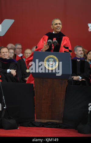 NEW BRUNSWICK, NJ - 15 MAGGIO: Il presidente Barack Obama riceve la laurea in onore dal presidente Robert Barchi di Rutgers e dà il discorso di inizio al 250° anniversario della Rutgers University il 15 maggio 2016 a New Brunswick, New Jersey. Persone: Barack Obama Foto Stock