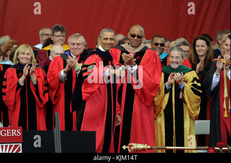 NEW BRUNSWICK, NJ - 15 MAGGIO: Il presidente Barack Obama riceve la laurea in onore dal presidente Robert Barchi di Rutgers e dà il discorso di inizio al 250° anniversario della Rutgers University il 15 maggio 2016 a New Brunswick, New Jersey. Persone: Barack Obama Foto Stock