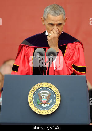 NEW BRUNSWICK, NJ - 15 MAGGIO: Il presidente Barack Obama riceve la laurea in onore dal presidente Robert Barchi di Rutgers e dà il discorso di inizio al 250° anniversario della Rutgers University il 15 maggio 2016 a New Brunswick, New Jersey. Persone: Barack Obama Foto Stock