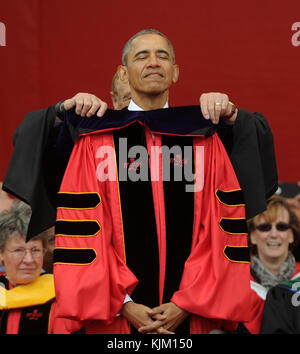 NEW BRUNSWICK, NJ - 15 MAGGIO: Il presidente Barack Obama riceve la laurea in onore dal presidente Robert Barchi di Rutgers e dà il discorso di inizio al 250° anniversario della Rutgers University il 15 maggio 2016 a New Brunswick, New Jersey. Persone: Barack Obama Foto Stock