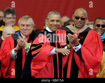 NEW BRUNSWICK, NJ - 15 MAGGIO: Il presidente Barack Obama riceve la laurea in onore dal presidente Robert Barchi di Rutgers e dà il discorso di inizio al 250° anniversario della Rutgers University il 15 maggio 2016 a New Brunswick, New Jersey. Persone: Barack Obama Foto Stock