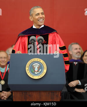 NEW BRUNSWICK, NJ - 15 MAGGIO: Il presidente Barack Obama riceve la laurea in onore dal presidente Robert Barchi di Rutgers e dà il discorso di inizio al 250° anniversario della Rutgers University il 15 maggio 2016 a New Brunswick, New Jersey. Persone: Barack Obama Foto Stock