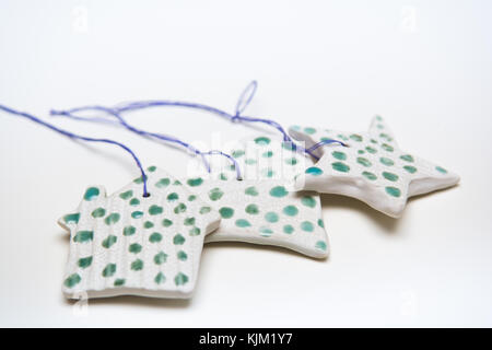 Fatto a mano decorazioni natalizie da appendere sulla struttura ad albero Foto Stock