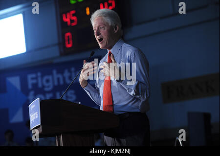 EDISON, NJ - 27 Maggio: ex presidente degli Stati Uniti Bill Clinton raduni i sostenitori della Hillary a Edison di alta scuola il 27 maggio 2016 in Edison, New Jersey. Persone: Bill Clinton Foto Stock