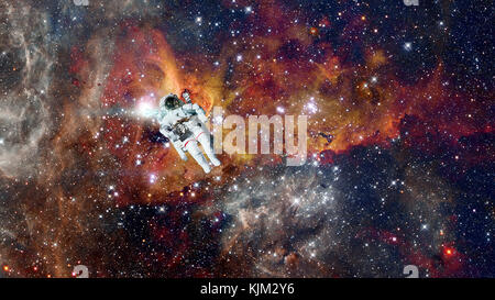 Astronauta nello spazio esterno. Gli elementi di questa immagine fornita dalla NASA. Foto Stock