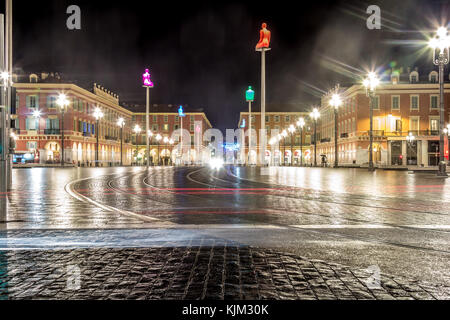 Composizione di statue di gomma luminosa poste su pali sulla Place Massena di Nizza Foto Stock