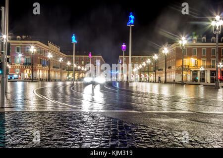 Composizione di statue di gomma luminosa poste su pali sulla Place Massena di Nizza Foto Stock