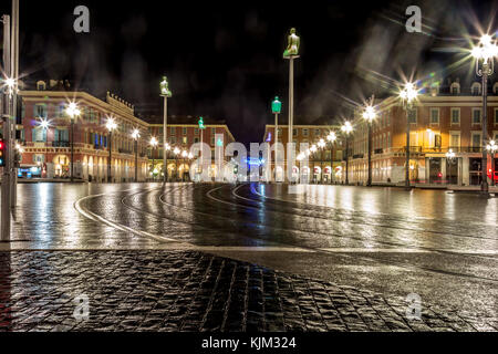 Composizione di statue di gomma luminosa poste su pali sulla Place Massena di Nizza Foto Stock