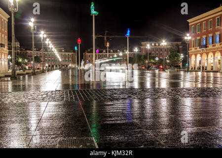 Composizione di statue di gomma luminosa poste su pali sulla Place Massena di Nizza Foto Stock