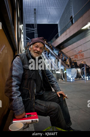 Povertà urbana e monumento nazionale - 04/11/2011 - - senza tetto arco rumeno di difesa,smile - sylvain leser / le pictorium Foto Stock