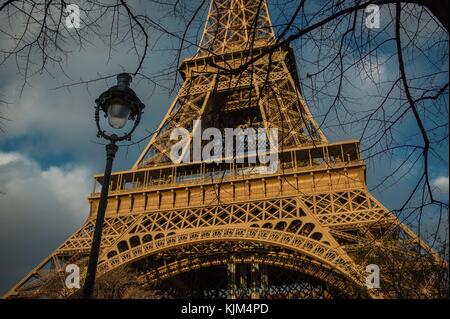 Torre Eiffel - 25/11/2012 - Francia / Ile-de-France (Regione) / Parigi - la signora di ferro di Parigi e la torre eiffel in autunno - sylvain leser / le pictorium Foto Stock