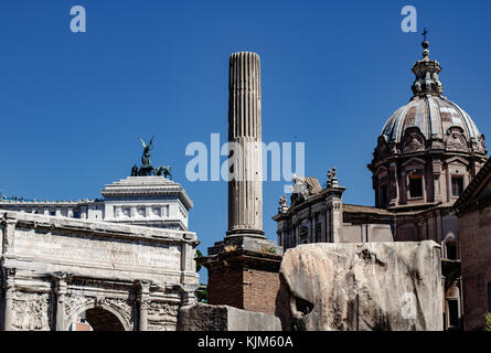 Combinazione di diversi monumenti situati nell'agorà romana, Roma Foto Stock