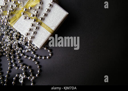 Natale o Capodanno in legno scuro, sfondo nero xmas bordo incorniciato con decorazioni di stagione, spazio per un testo, vista da sopra Foto Stock