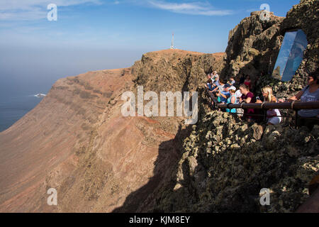 I turisti guardando l'isola graciosa dal mirador del rio a Lanzarote Foto Stock