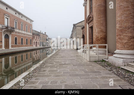 Comacchio (Italia) - caratteristica e affascinante cittadina storica nel parco del delta del po, con i suoi canali e pastello-case colorate Foto Stock