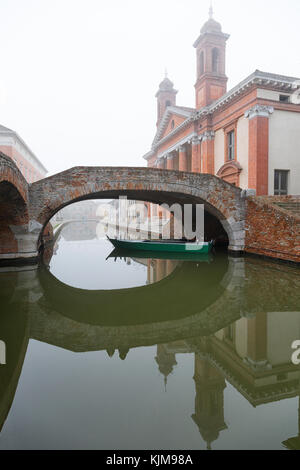 Comacchio (Italia) - caratteristica e affascinante cittadina storica nel parco del delta del po, con i suoi canali e pastello-case colorate Foto Stock