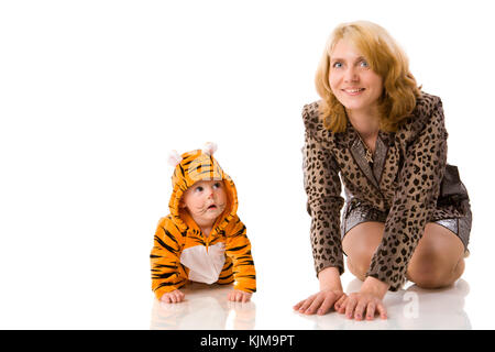 Madre con metà anno figlia baby indossando il costume di tiger isolato Foto Stock