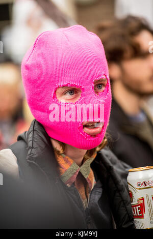 Studentessa indossando passamontagna rosa alla protesta demo per la  campagna contro l'istruzione tasse e tagli, attraverso le strade del centro  di Londra, Regno Unito Foto stock - Alamy