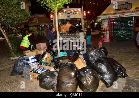 Tempo di notte street la raccolta dei rifiuti dal personale delle pulizie nel centro di Atene, Grecia, su Ermou Street Foto Stock